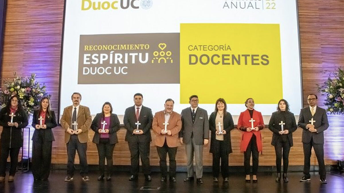 Juan Dillarza, premio “Espíritu Duoc UC”: “El motor de mi trabajo es poder transformar la vida de los estudiantes”